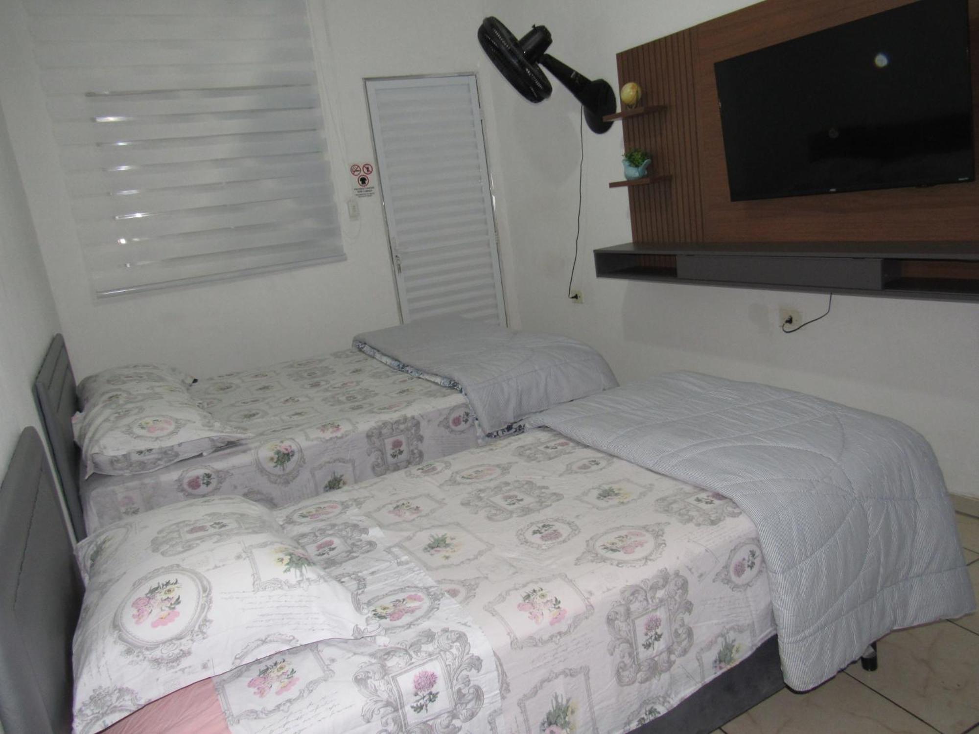 Vitoria Hostel กัวรูยุส ภายนอก รูปภาพ