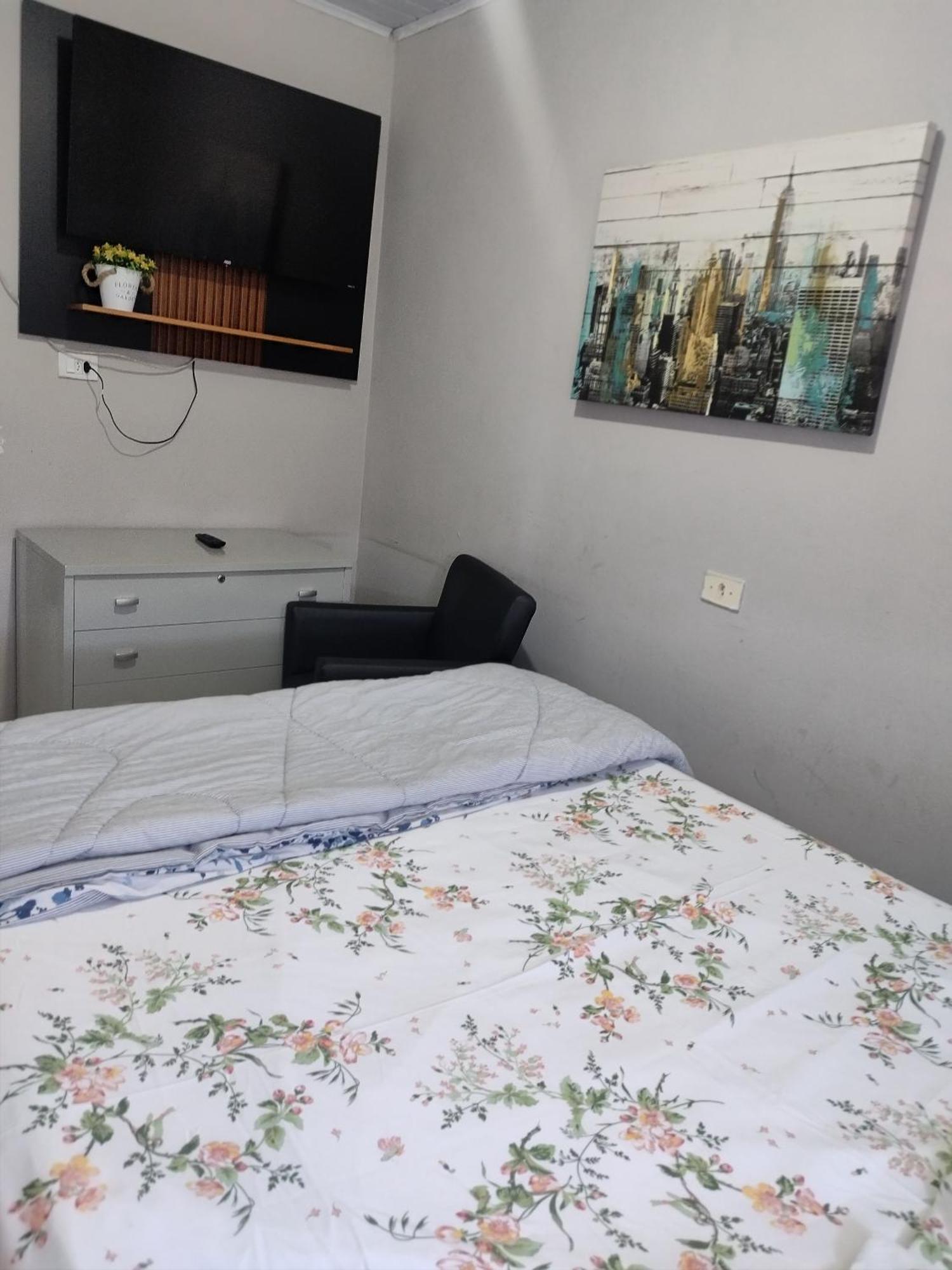 Vitoria Hostel กัวรูยุส ภายนอก รูปภาพ